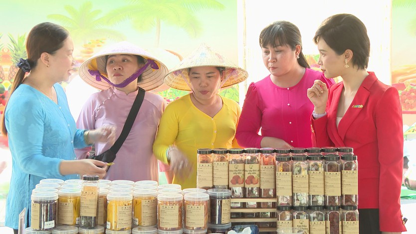 “Độc lạ” Phiên chợ nông sản vùng miền - Bình Đông: Vú sữa vị xoài, na hương sầu riêng- Ảnh 6.
