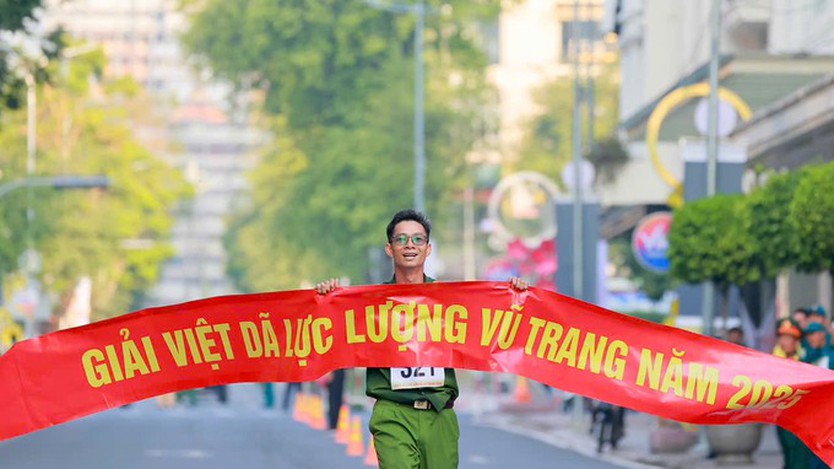 Giải việt dã Lực lượng vũ trang năm 2025: Rộn ràng bước chân chiến sĩ giữa lòng TP - Ảnh 3.
