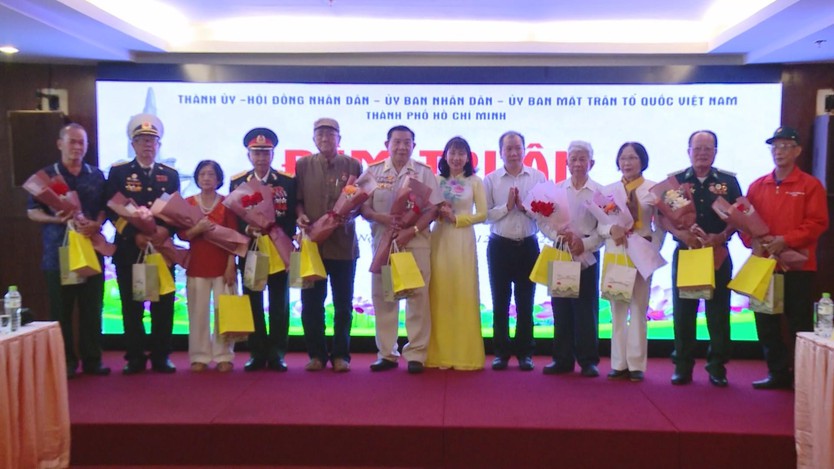 TP. Hồ Chí Minh trao tặng quà tới 130 đại biểu là người có công tiêu biểu - Ảnh 5.