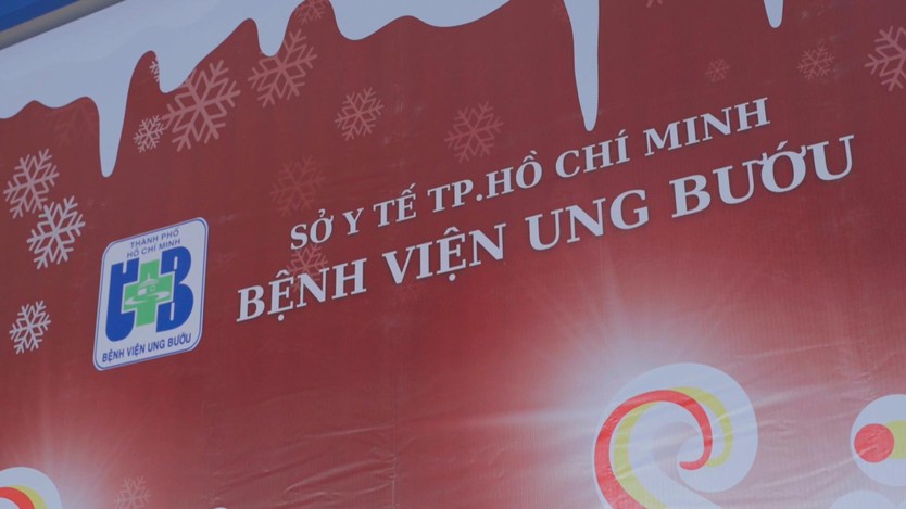 Mang Giáng sinh ấm áp đến với bệnh nhi ung bướu - Ảnh 1.