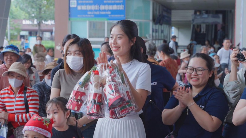 Mang Giáng sinh ấm áp đến với bệnh nhi ung bướu - Ảnh 3.