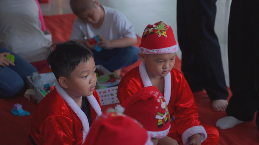 Mang Giáng sinh ấm áp đến với bệnh nhi ung bướu - Ảnh 2.
