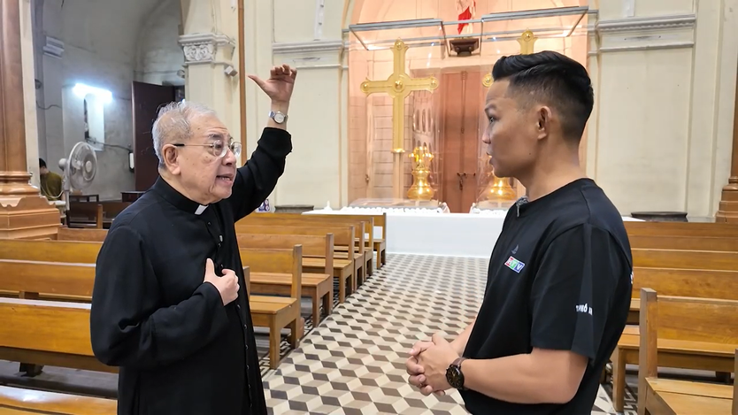 Khám phá cặp Thánh giá mạ vàng ở Nhà thờ Đức Bà trong "HTV Thành phố không ngủ" - Ảnh 1.