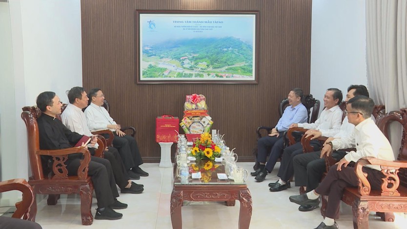 Lãnh đạo TP. Hồ Chí Minh thăm, chúc mừng Giáng sinh các cơ sở tôn giáo- Ảnh 2.