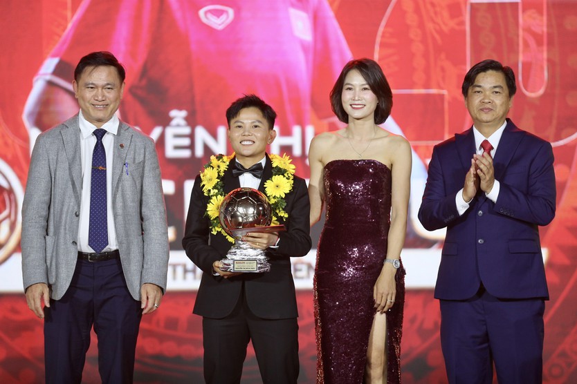 Hoàng Đức lập hat-trick Quả bóng vàng Việt Nam, Bích Thùy xúc động khi được vinh danh đặc biệt- Ảnh 4.