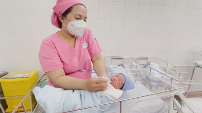 60 Giây ngày 27/12/2025 | Trường Sĩ quan Công binh đón nhận Huân chương Bảo vệ Tổ quốc hạng Ba - Ảnh 1.