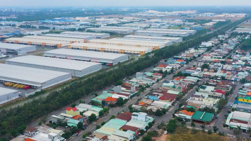 60 Giây ngày 27/12/2025 | Trường Sĩ quan Công binh đón nhận Huân chương Bảo vệ Tổ quốc hạng Ba - Ảnh 2.