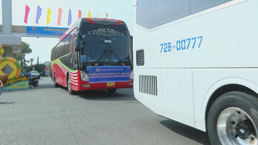TP. Hồ Chí Minh hỗ trợ hàng nghìn vé máy bay, tàu xe đưa công nhân về quê đón Tết 2026 - Ảnh 3.