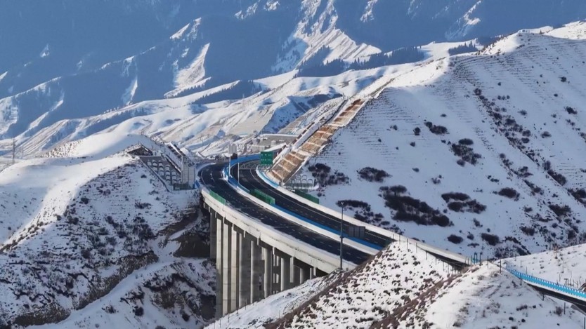 Trung Quốc: Đường cao tốc Urumqi-Yuli đi vào hoạt động - Ảnh 2.