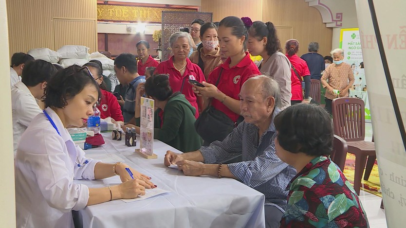 TP. Hồ Chí Minh: Chăm lo sức khỏe cho người cao tuổi có hoàn cảnh khó khăn- Ảnh 1.