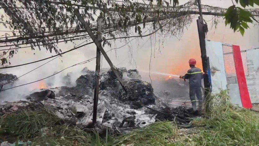 60 Giây ngày 28/12/2025 | Cháy bãi rác tự phát hàng trăm mét vuông trong khu dân cư ở TP. Hồ Chí Minh- Ảnh 2.