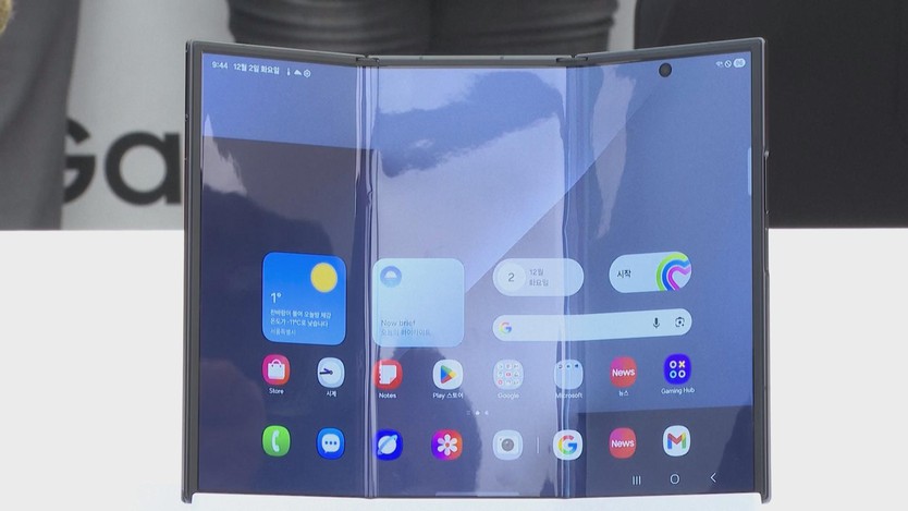 Samsung ra mắt mẫu điện thoại gập ba đầu tiên - Ảnh 1.