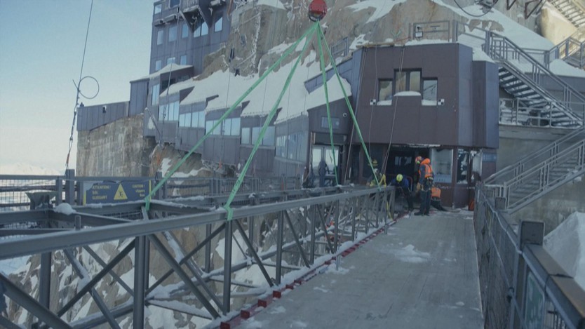 Chinh phục độ cao 4.000m: Thay cầu nối giữa mây trời - Ảnh 2.