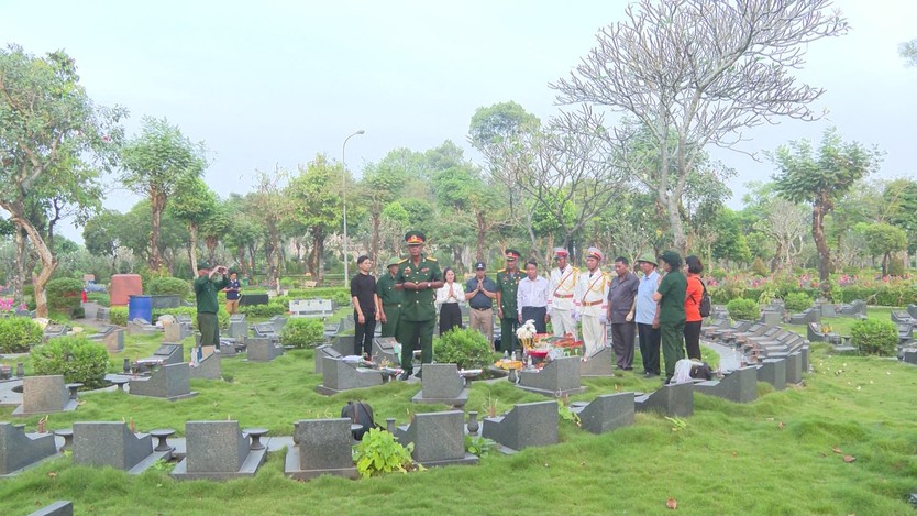 Trang trọng đưa hài cốt liệt sĩ Nguyễn Xuân Chính về quê hương - Ảnh 1.