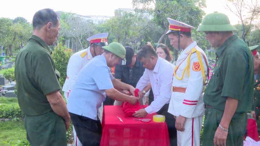 Trang trọng đưa hài cốt liệt sĩ Nguyễn Xuân Chính về quê hương - Ảnh 2.