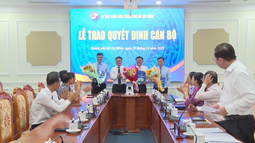 TP.HCM trao quyết định cán bộ cho 5 đồng chí lãnh đạo - Ảnh 2.