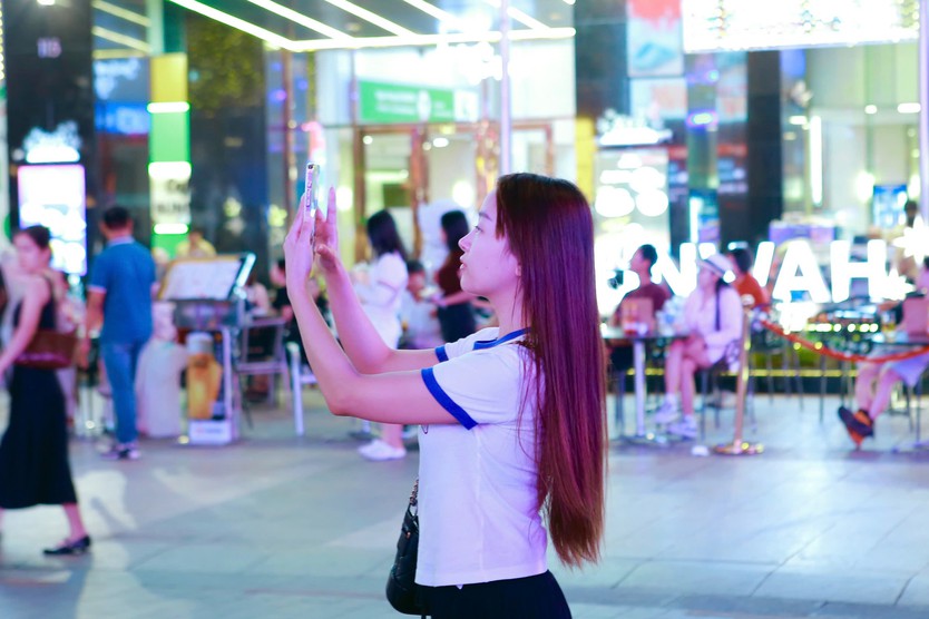 Ngày cuối cùng của năm 2025, người dân đổ về trung tâm Thành phố Hồ Chí Minh chờ pháo hoa giao thừa- Ảnh 4.