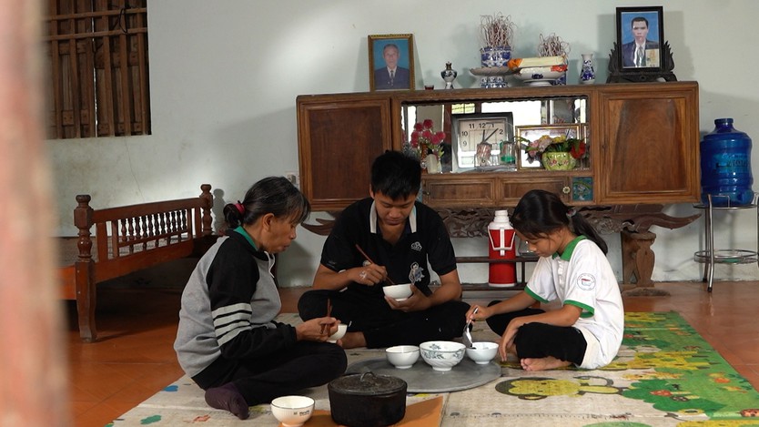 Chúc Ly mất cha từ nhỏ, mẹ bệnh nặng và ước mơ làm bác sĩ - Mái ấm gia đình Việt- Ảnh 4.