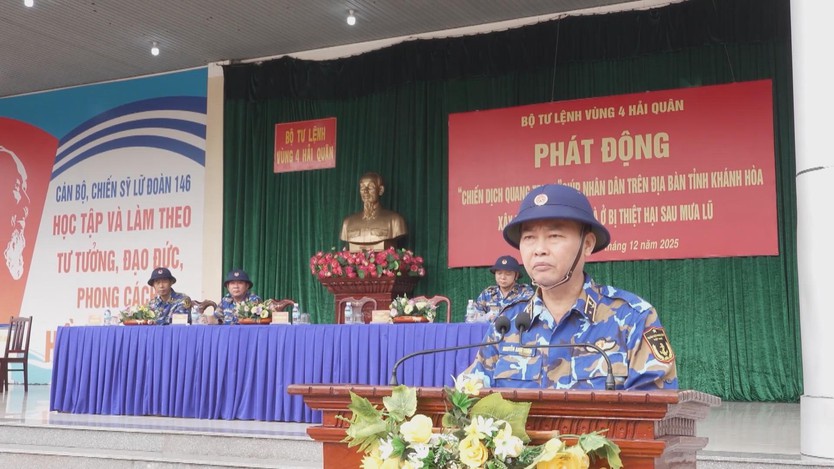 Vùng 4 Hải quân thần tốc ra quân hỗ trợ người dân miền Trung sau mưa lũ - Ảnh 1.