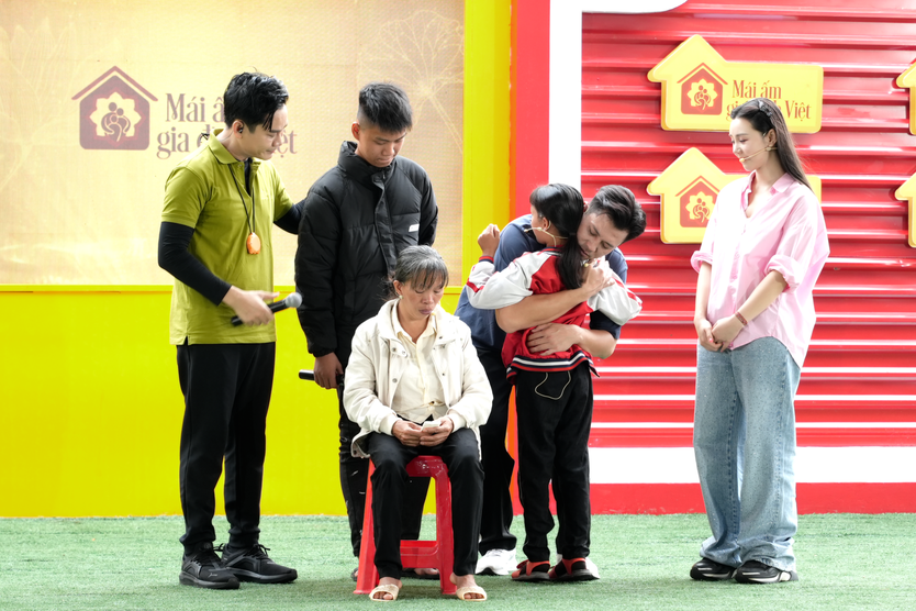 Chúc Ly mất cha từ nhỏ, mẹ bệnh nặng và ước mơ làm bác sĩ - Mái ấm gia đình Việt- Ảnh 11.