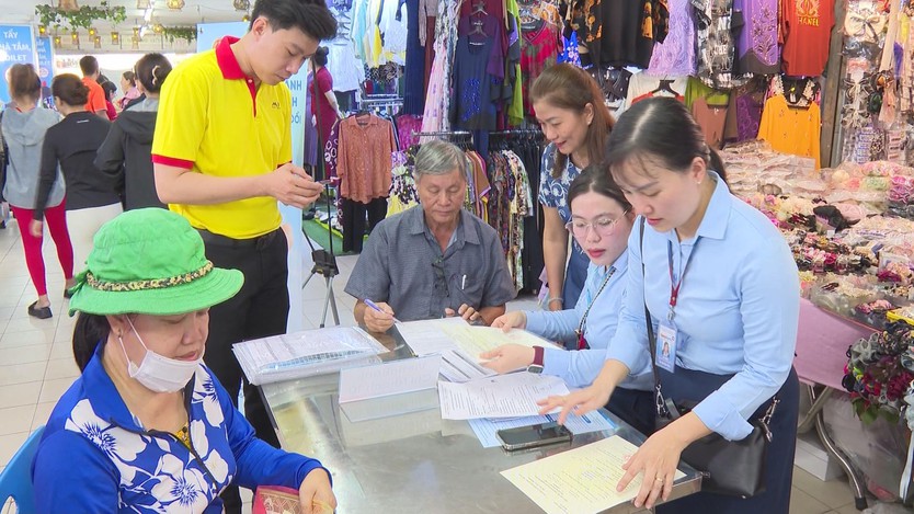 Tăng tốc chuyển đổi số: Giải pháp 'cầm tay chỉ việc' giúp tiểu thương lớn tuổi tại TP. Hồ Chí Minh kê khai thuế điện tử - Ảnh 3.