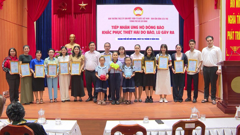 Nghĩa tình TP. Hồ Chí Minh: Tiếp nhận thêm hơn 20 tỷ đồng, tổng số tiền ủng hộ đồng bào bão lũ vượt 343 tỷ đồng - Ảnh 1.