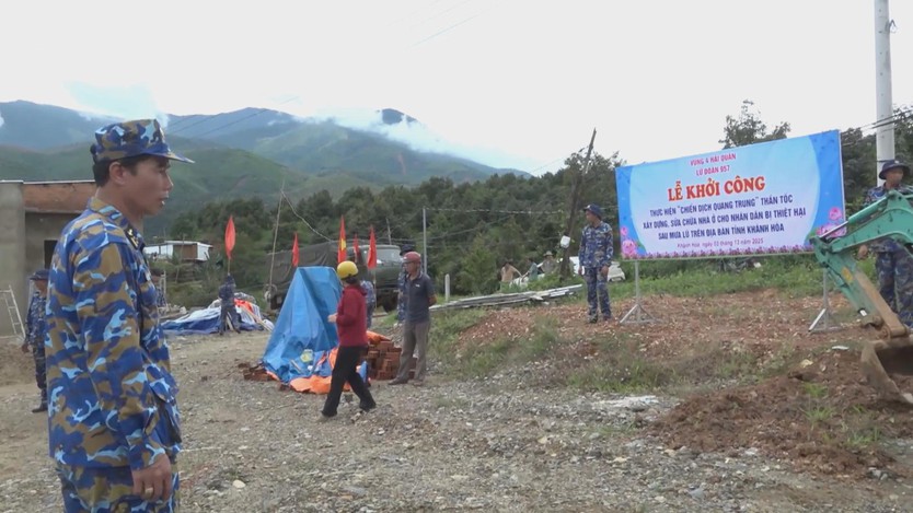 Vùng 4 Hải quân thần tốc ra quân hỗ trợ người dân miền Trung sau mưa lũ - Ảnh 3.