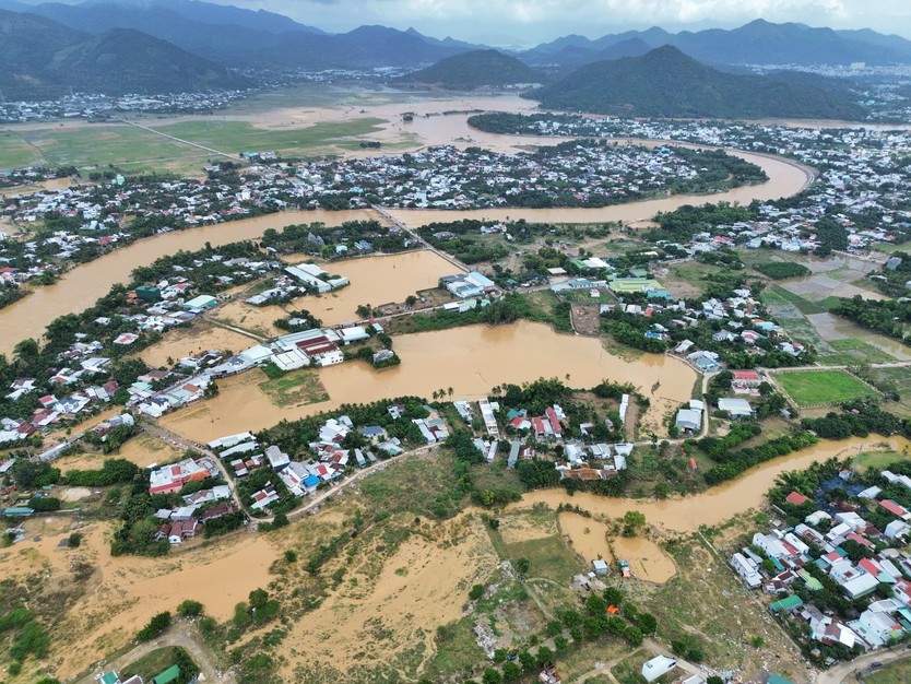 Khánh hòa: Nha Trang chạy lụt lần 4 do xả hồ chứa Am Chúa và Đắc Lộc - Ảnh 11.