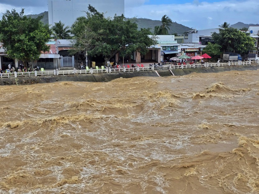 Khánh hòa: Nha Trang chạy lụt lần 4 do xả hồ chứa Am Chúa và Đắc Lộc - Ảnh 8.