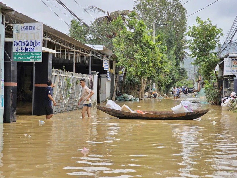 Khánh hòa: Nha Trang chạy lụt lần 4 do xả hồ chứa Am Chúa và Đắc Lộc - Ảnh 10.