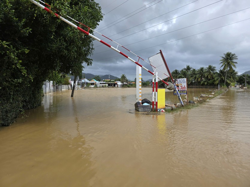 Khánh hòa: Nha Trang chạy lụt lần 4 do xả hồ chứa Am Chúa và Đắc Lộc - Ảnh 12.