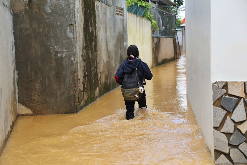 Khánh hòa: Nha Trang chạy lụt lần 4 do xả hồ chứa Am Chúa và Đắc Lộc - Ảnh 6.