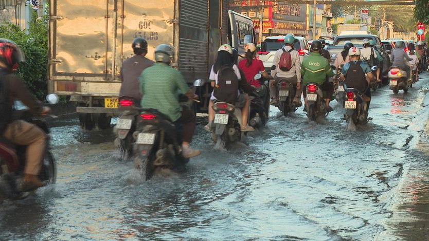 Cảnh báo khẩn cấp: Triều cường đạt đỉnh 1,67 mét, TP. Hồ Chí Minh ráo riết gia cố đê bao và chống ngập - Ảnh 1.