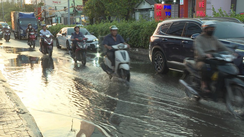 Cảnh báo khẩn cấp: Triều cường đạt đỉnh 1,67 mét, TP. Hồ Chí Minh ráo riết gia cố đê bao và chống ngập - Ảnh 3.
