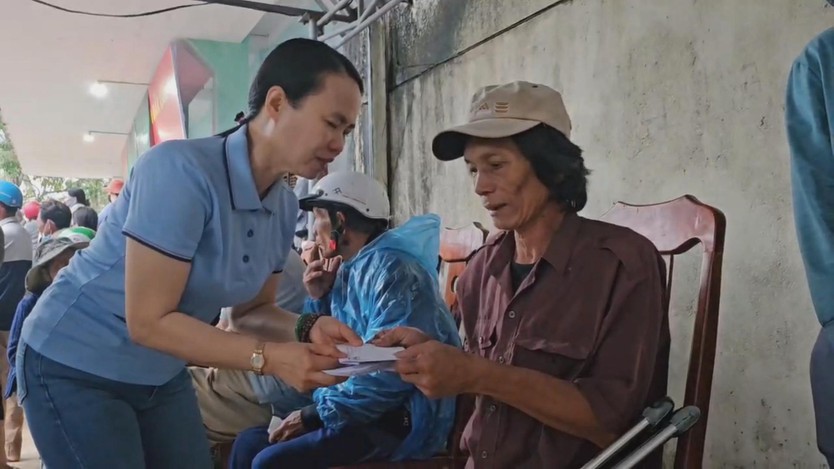 250 triệu đồng của quỹ “Chung một tấm lòng” đến với bà con vùng lũ tỉnh Đắk Lắk - Ảnh 2.