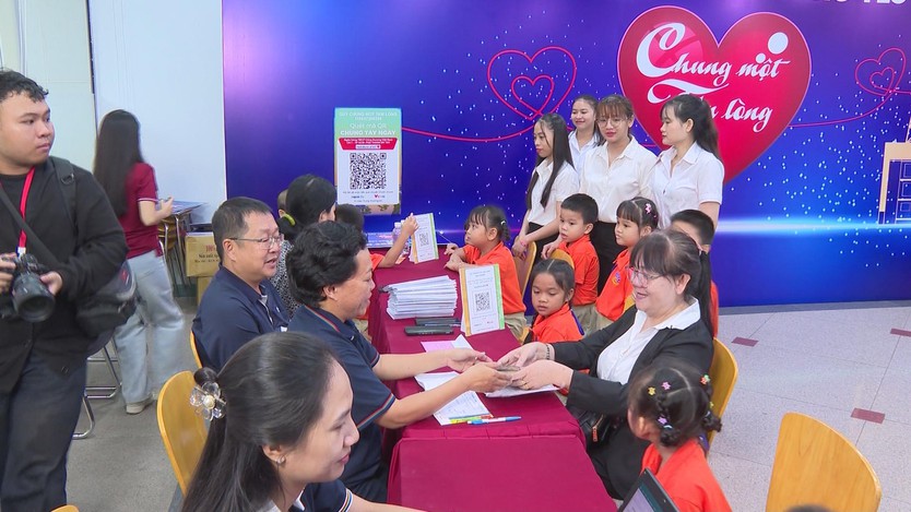 Thùng từ thiện lan tỏa: Quỹ "Chung một tấm lòng" tiếp tục đón nhận nghĩa cử cao đẹp từ TP. Hồ Chí Minh - Ảnh 1.
