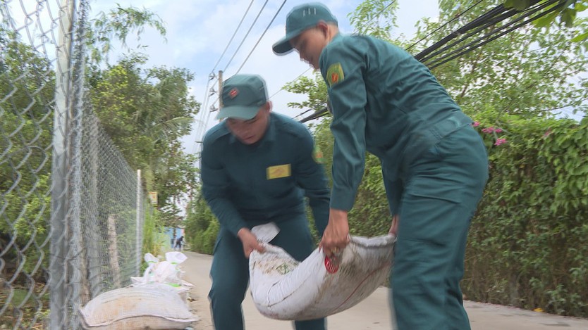 Cảnh báo khẩn cấp: Triều cường đạt đỉnh 1,67 mét, TP. Hồ Chí Minh ráo riết gia cố đê bao và chống ngập - Ảnh 4.