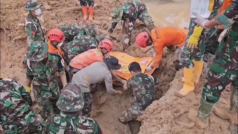Thời sự trưa HTV ngày 6/12/2025 I Hơn 800 người thiệt mạng do lũ lụt tại Indonesia - Ảnh 1.