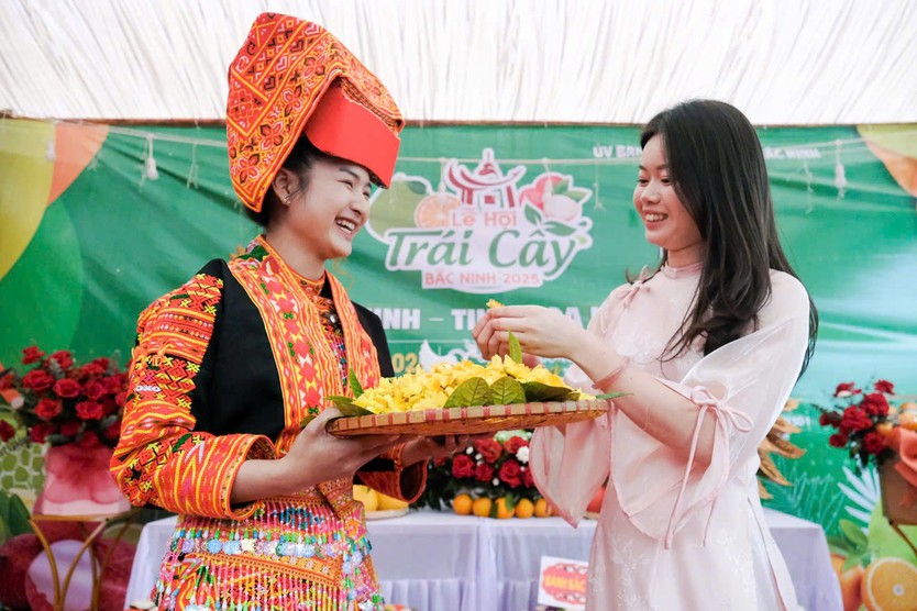 Lễ hội Trái cây Bắc Ninh 2025 khai mạc, đấu giá gây quỹ hỗ trợ miền Trung - Tây Nguyên - Ảnh 1.