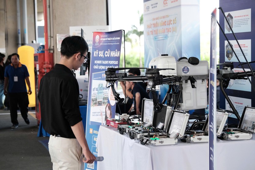 Trường Đại học Sư phạm Kỹ thuật TP. Hồ Chí Minh giới thiệu bộ kit “tự làm chủ” và Drone tại Ngày hội Công nghệ số Thủ Đức 2025 - Ảnh 4.