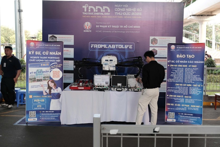 Trường Đại học Sư phạm Kỹ thuật TP. Hồ Chí Minh giới thiệu bộ kit “tự làm chủ” và Drone tại Ngày hội Công nghệ số Thủ Đức 2025 - Ảnh 1.