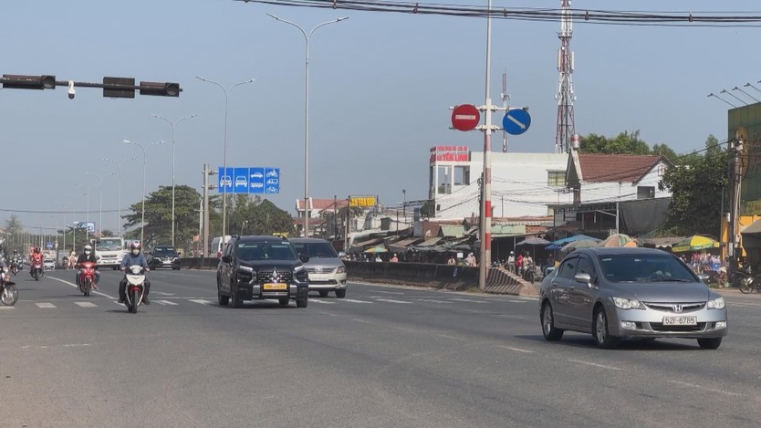 Bất cập phân làn trên Quốc lộ 51, tài xế gặp khó khăn khi di chuyển  - Ảnh 3.