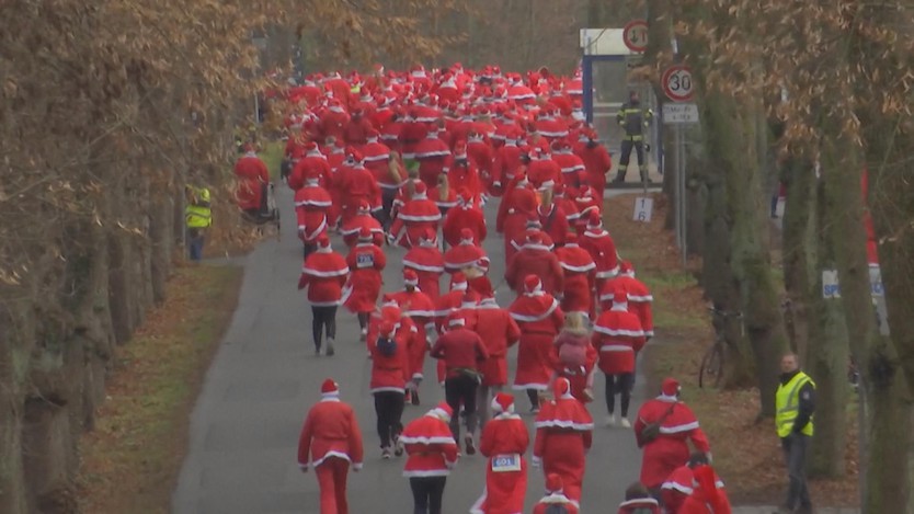 Hơn 11.000 Ông già Noel tham gia giải chạy Santa Dash - Ảnh 4.