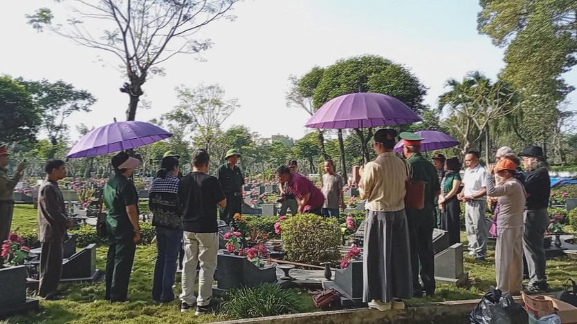 Lễ cất bốc và tiễn đưa hài cốt liệt sĩ về quê hương - Ảnh 1.
