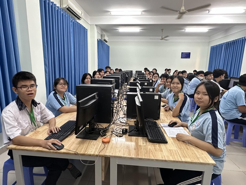 Học sinh TP.HCM làm quen với thi tốt nghiệp THPT trên máy tính - Ảnh 2.