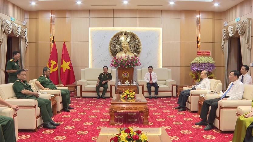 TP. Hồ Chí Minh chúc mừng quân khu 7 nhân 80 năm truyền thống lực lượng vũ trang - Ảnh 1.