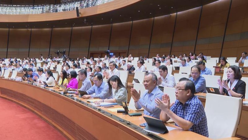 Quốc hội Việt Nam thông qua 6 Luật với đa số phiếu tán thành - Ảnh 2.