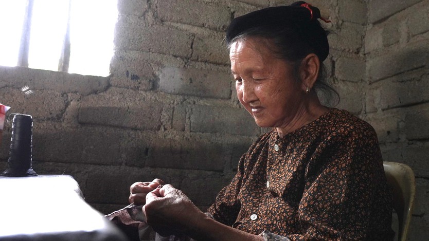 Chuyện cô bé 15 tuổi bổ củi, nhổ cỏ ngô, tưới ớt- Ảnh 5.