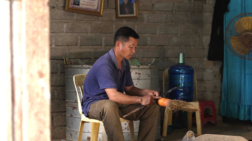 Chuyện cô bé 15 tuổi bổ củi, nhổ cỏ ngô, tưới ớt- Ảnh 2.