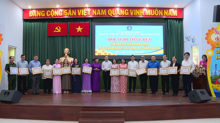 Quận 1 tổng kết 25 năm thực hiện phong trào "Toàn dân đoàn kết xây dựng đời sống văn hóa" - Ảnh 1.